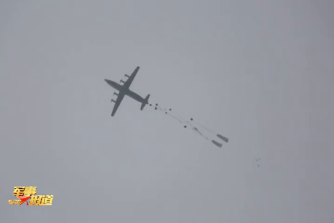 鄂北山地 空降兵大集群跨昼夜空投空降